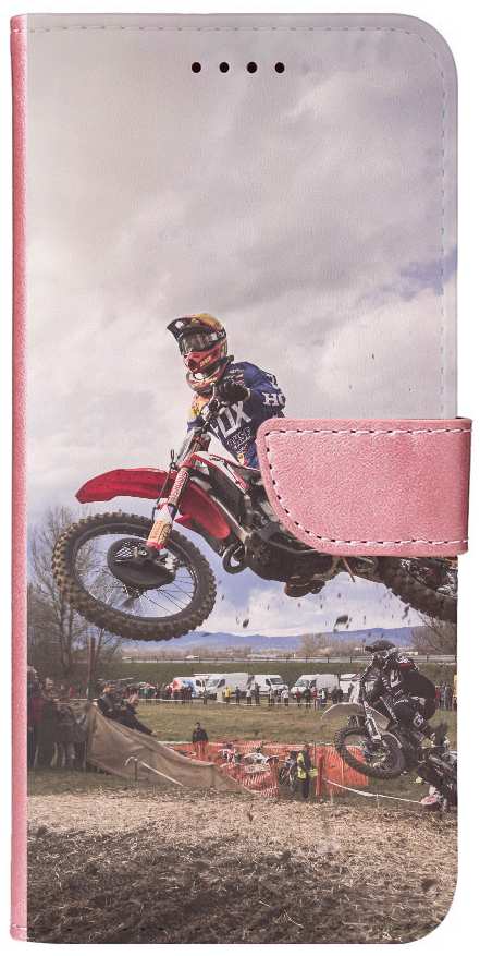 Homme conduisant une motocross rouge